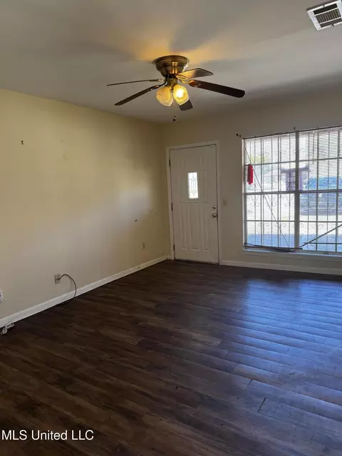 Living - 4824 Jefferson Ave, Moss Point, MS 39563 photo 2 of 4