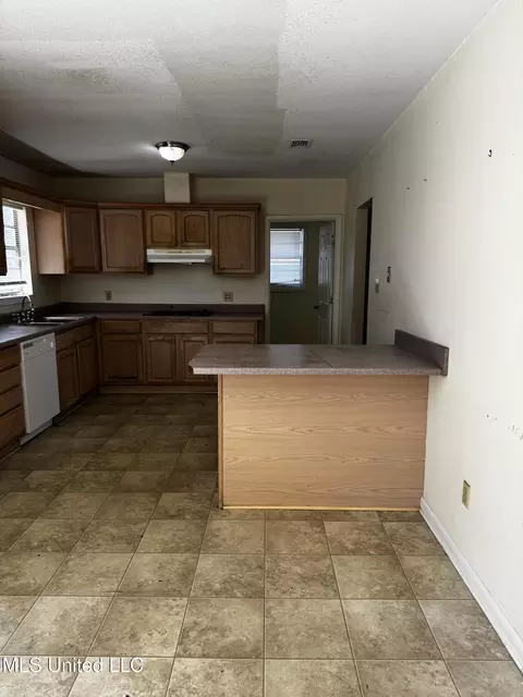 Kitchen - 4824 Jefferson Ave, Moss Point, MS 39563 photo 4 of 5