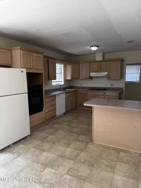 Kitchen - 4824 Jefferson Ave, Moss Point, MS 39563 photo 3 of 5