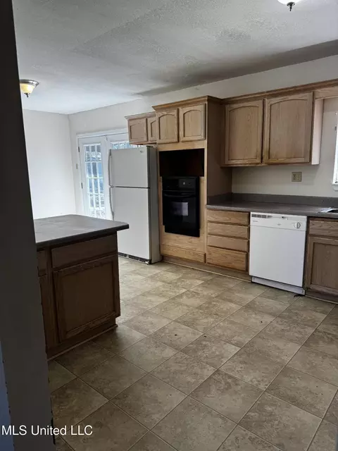 Kitchen - 4824 Jefferson Ave, Moss Point, MS 39563 photo 2 of 5