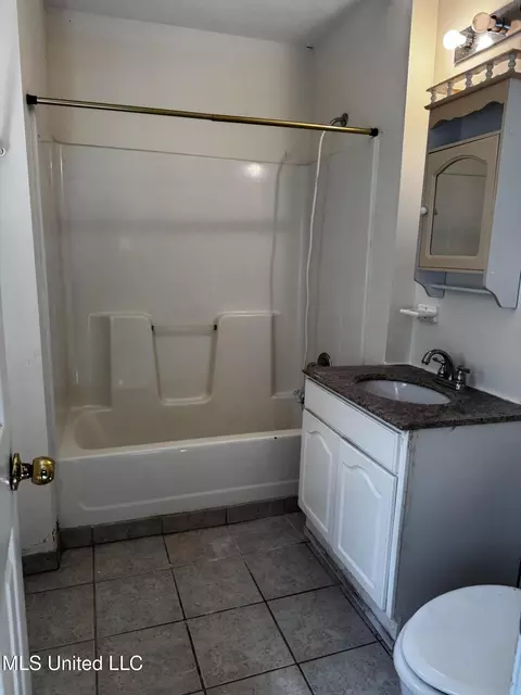 Bath - 4824 Jefferson Ave, Moss Point, MS 39563 photo 1 of 2