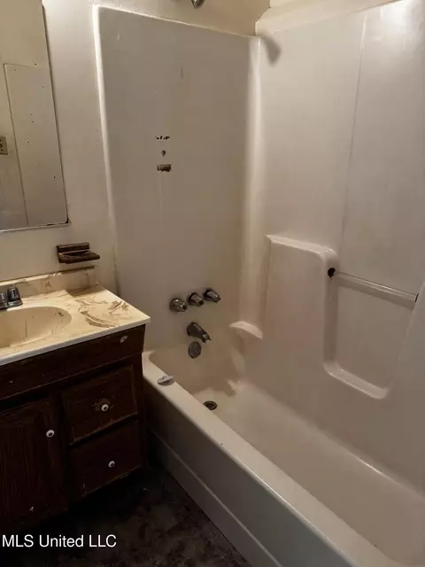 Bath - 4824 Jefferson Ave, Moss Point, MS 39563 photo 2 of 2