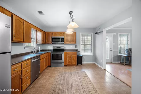 Kitchen - 703 Black Hawk Dr, Hernando, MS 38632 photo 2 of 2