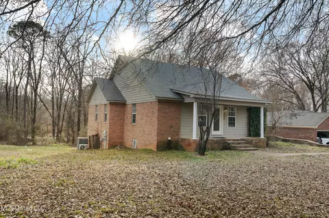 Exterior - 703 Black Hawk Dr, Hernando, MS 38632 photo 2 of 6