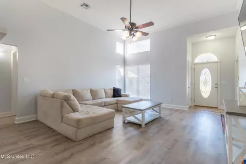 Living - 127 Apache Dr, Picayune, MS 39466 photo 1 of 2