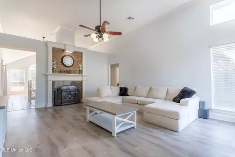Living - 127 Apache Dr, Picayune, MS 39466 photo 2 of 2