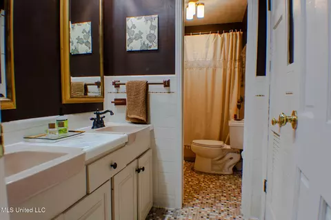 Bath - 4644 Katherine Blvd, Jackson, MS 39211 photo 1 of 2