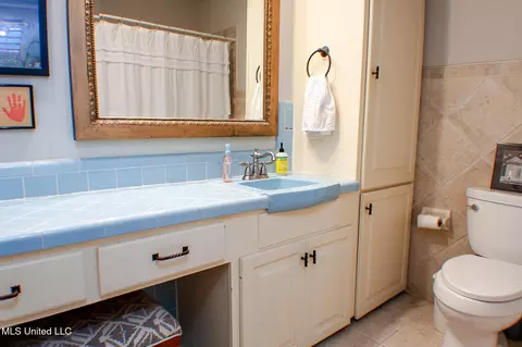 Bath - 4644 Katherine Blvd, Jackson, MS 39211 photo 2 of 2