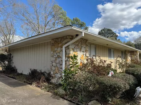 Exterior - 1036 Briarfield Rd, Jackson, MS 39211 photo 2 of 3