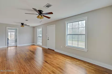 Living - 127 Autumn Dr, Vicksburg, MS 39180 photo 2 of 5