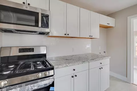 Kitchen - 127 Autumn Dr, Vicksburg, MS 39180 photo 2 of 2