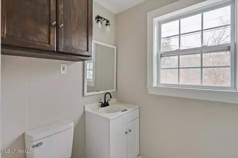 Bath - 127 Autumn Dr, Vicksburg, MS 39180 photo 1 of 2