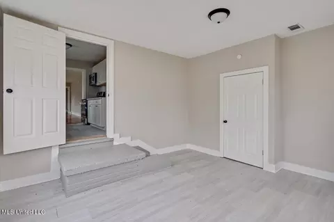 Entry Way - 127 Autumn Dr, Vicksburg, MS 39180 photo 2 of 2