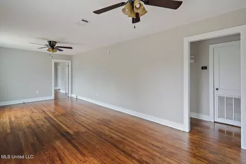 Living - 127 Autumn Dr, Vicksburg, MS 39180 photo 1 of 5