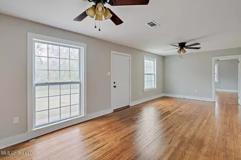 Living - 127 Autumn Dr, Vicksburg, MS 39180 photo 4 of 5