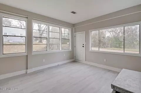 Living - 127 Autumn Dr, Vicksburg, MS 39180 photo 5 of 5