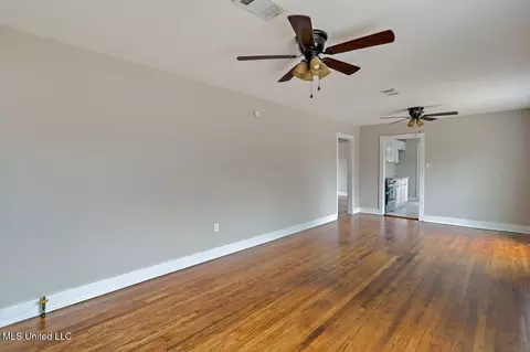 Living - 127 Autumn Dr, Vicksburg, MS 39180 photo 3 of 5