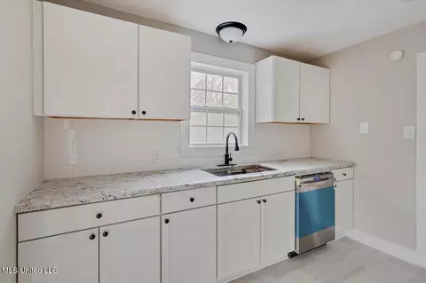 Kitchen - 127 Autumn Dr, Vicksburg, MS 39180 photo 1 of 2