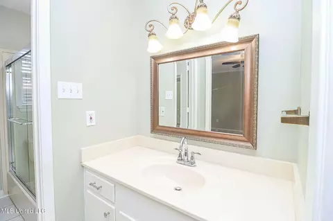 Bath - 107 St Augustine Dr, Madison, MS 39110 photo 4 of 8