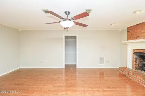Living - 107 St Augustine Dr, Madison, MS 39110 photo 4 of 7