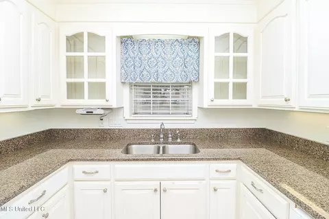 Kitchen - 107 St Augustine Dr, Madison, MS 39110 photo 4 of 4