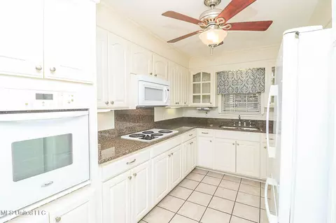 Kitchen - 107 St Augustine Dr, Madison, MS 39110 photo 2 of 4