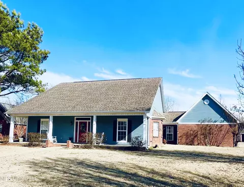 2454 Fairway St, Grenada, MS 38901