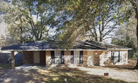12 Perry Ave, Grenada, MS 38901