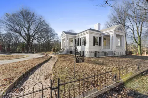 166 S Craft St, Holly Springs, MS 38635