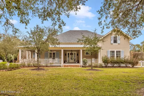 321 Main St, Bay Saint Louis, MS 39520
