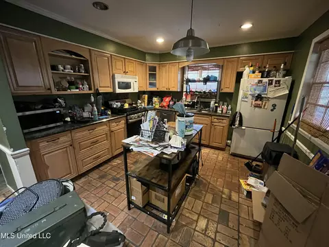 121 Gahan Dr, Gulfport, MS 39503