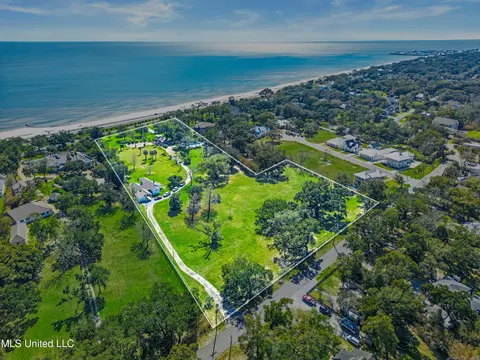845 E Scenic Dr, Pass Christian, MS 39571