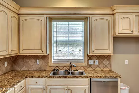 Kitchen - 809 Norwich Dr, Madison, MS 39110 photo 3 of 7