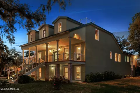 513 Front Beach Dr, Ocean Springs, MS 39564