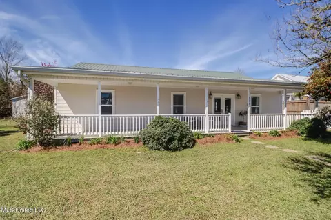 404 Third St, Bay Saint Louis, MS 39520