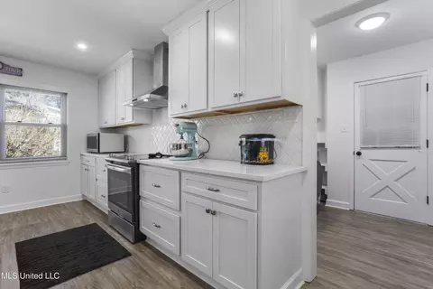 Kitchen - 7724 Manini Way, Diamondhead, MS 39525 photo 3 of 6
