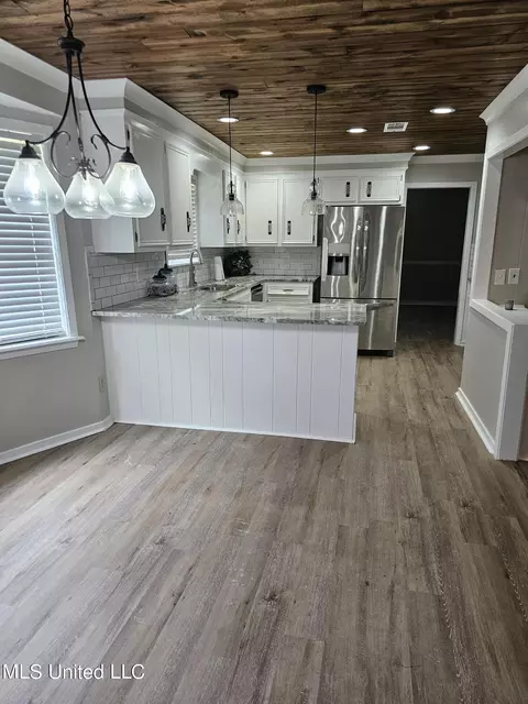 Kitchen - 5225 Brookview Dr, Byram, MS 39272 photo 2 of 2