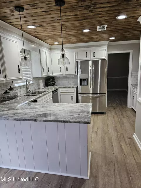 Kitchen - 5225 Brookview Dr, Byram, MS 39272 photo 1 of 2