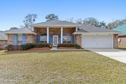 709 Hidden Oaks Dr, Ocean Springs, MS 39564