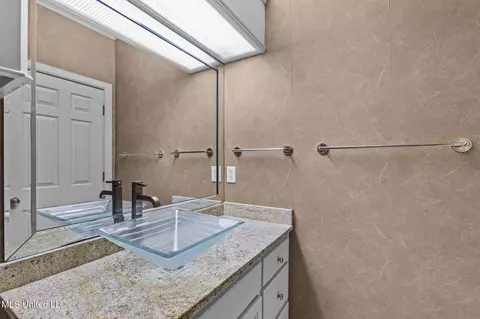 Bath - 601 Little Pine Cv, Flowood, MS 39232 photo 6 of 8
