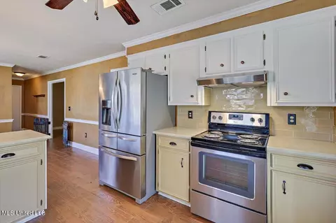 Kitchen - 112 Trace Cove Dr, Madison, MS 39110 photo 2 of 4