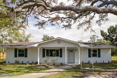 211 9th St, Bay Saint Louis, MS 39520