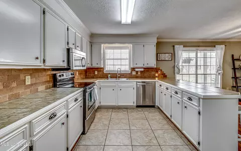 Kitchen - 4009 Bay Bridge Dr, Flowood, MS 39232 photo 3 of 8