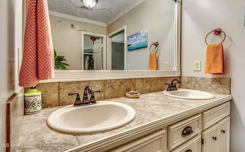 Bath - 4009 Bay Bridge Dr, Flowood, MS 39232 photo 2 of 6