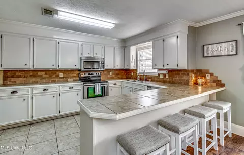 Kitchen - 4009 Bay Bridge Dr, Flowood, MS 39232 photo 2 of 8