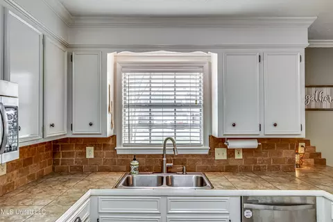 Kitchen - 4009 Bay Bridge Dr, Flowood, MS 39232 photo 4 of 8