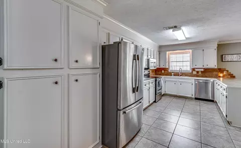 Kitchen - 4009 Bay Bridge Dr, Flowood, MS 39232 photo 8 of 8