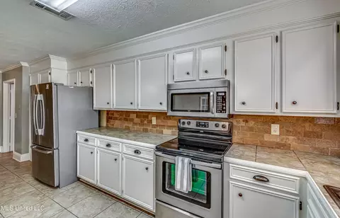 Kitchen - 4009 Bay Bridge Dr, Flowood, MS 39232 photo 6 of 8