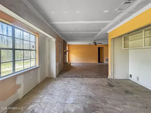Living - 111 Friars Cv, Jackson, MS 39212 photo 4 of 6