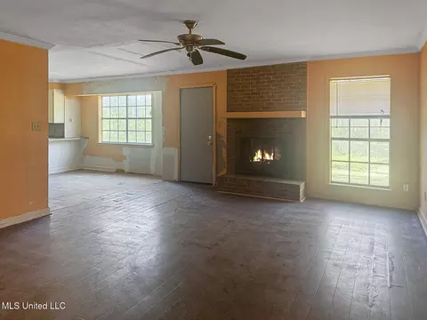 Living - 111 Friars Cv, Jackson, MS 39212 photo 2 of 6